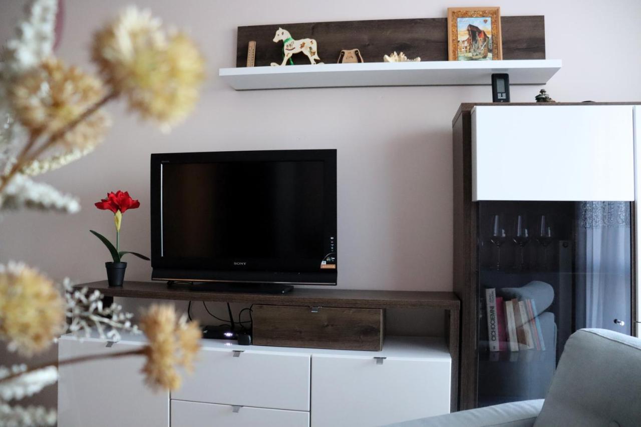Sylvia Self Check-in Netflix Apartment